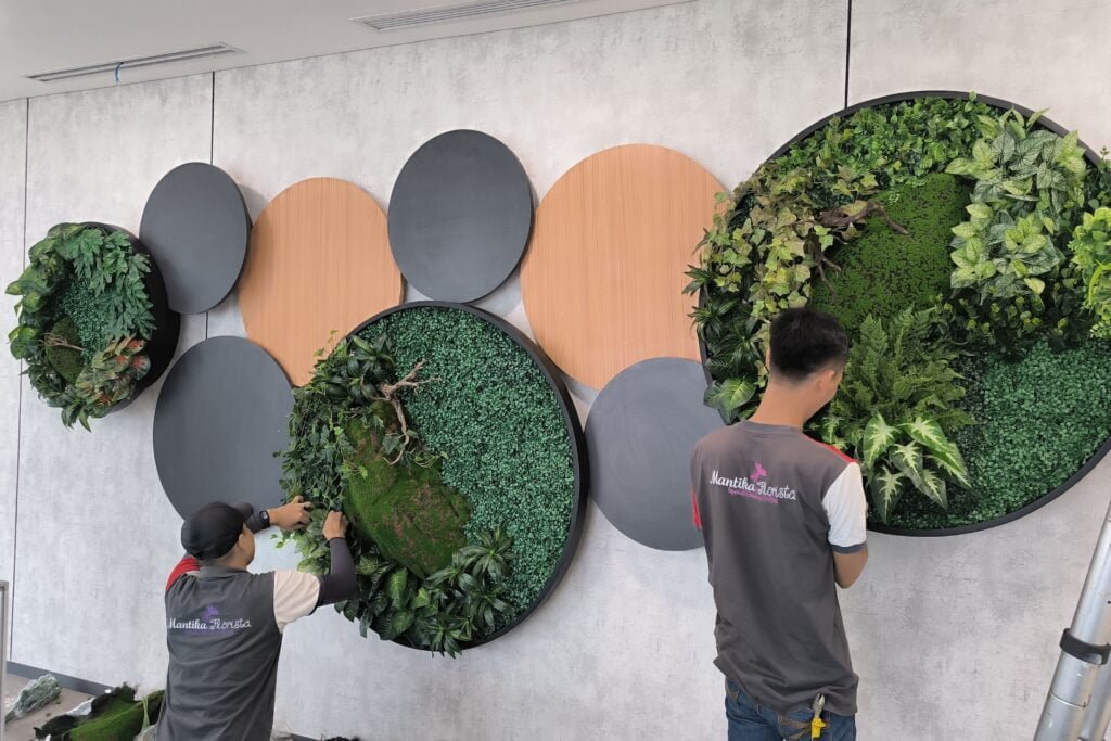 Cara merawat tanaman artifisial agar tetap terlihat segar dan alami oleh Mantika Florista