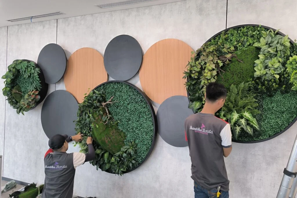 Cara merawat tanaman artifisial agar tetap terlihat segar dan alami oleh Mantika Florista