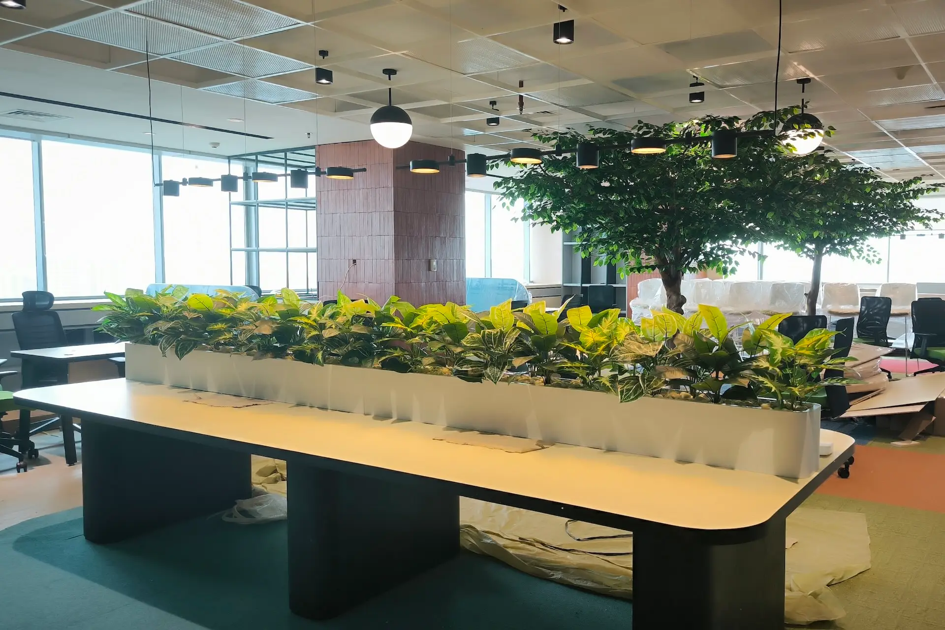 Penggunaan tanaman artifisial untuk meningkatkan estetika ruang kerja oleh Mantika Florista